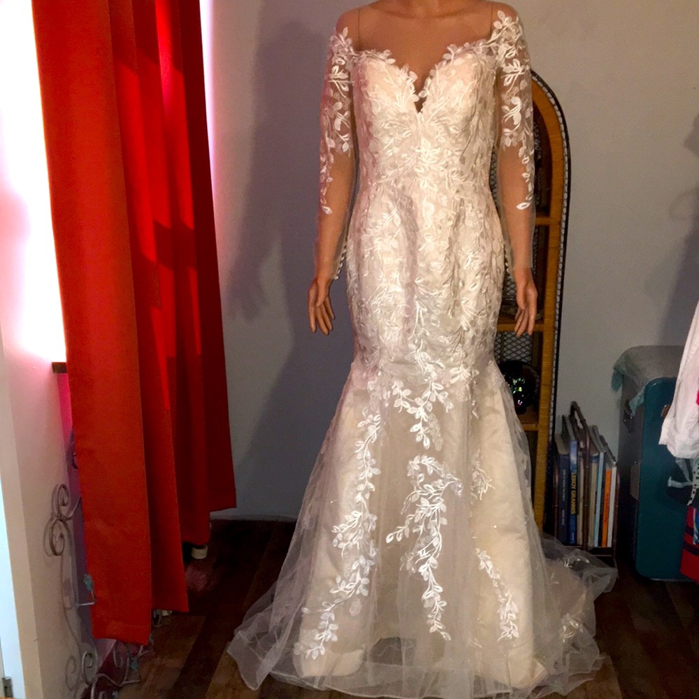 Off-Shoulder Lace Mermaid Wedding Dress in Ivory